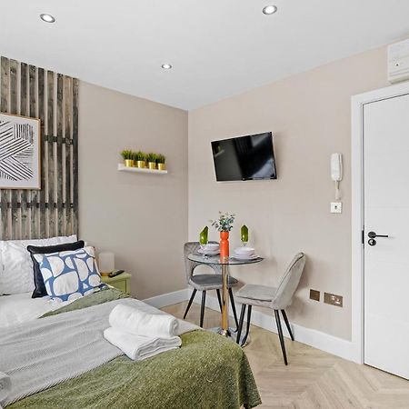 لندن Cosy Heathrow Studios - Parking - Garden المظهر الخارجي الصورة