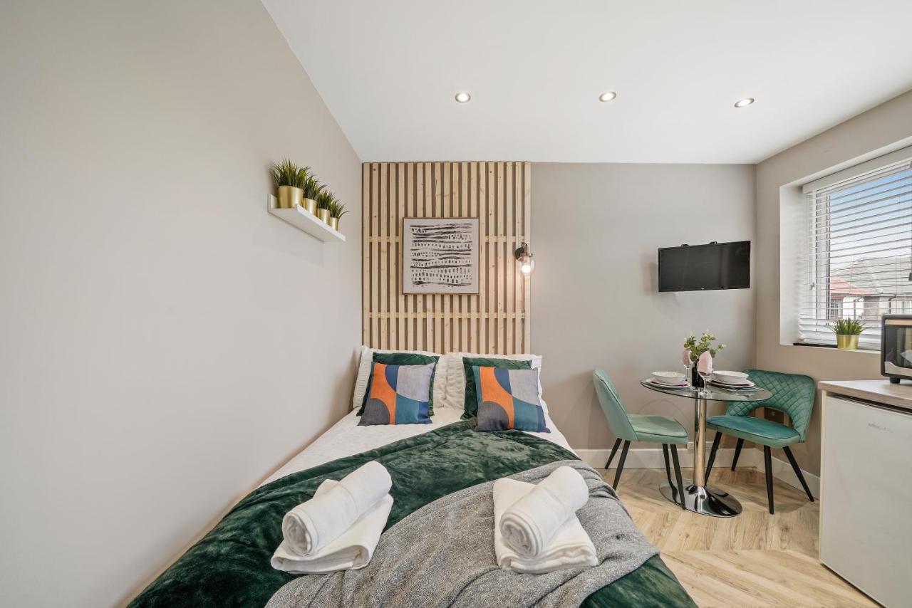 لندن Cosy Heathrow Studios - Parking - Garden المظهر الخارجي الصورة